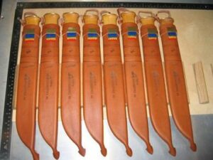 Åtte samekniver med inngravering på slirer